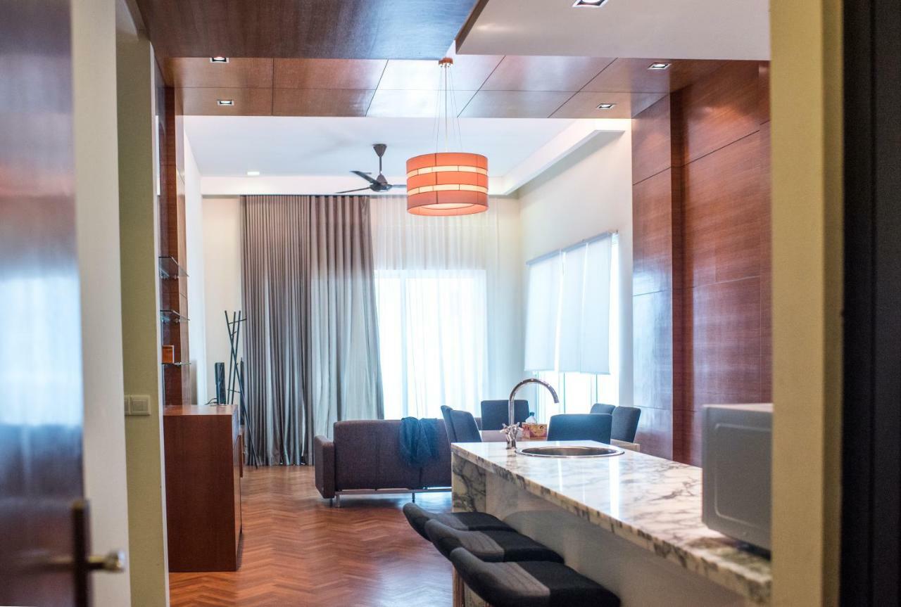The Suites At Waterside Straits Quay By Plush Bagan Jermal Экстерьер фото